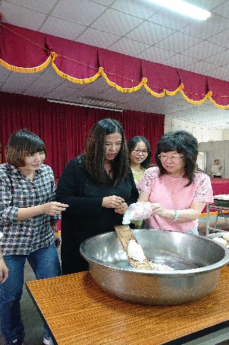 20181202同學們體驗芋粿巧製作