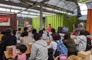 三峽養蜂班的班長介紹蜜蜂生態和養蜂過程