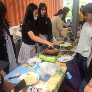 同學分組進行不同料理的烹調